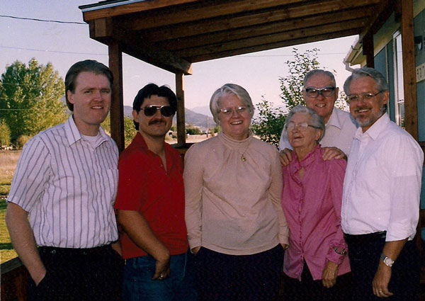 Four Reader siblings plus parents at 1994 reunion. L-R Dave, John, Carole, (mother) Ruth, (father) Charles behind Ruth, Jimmy.